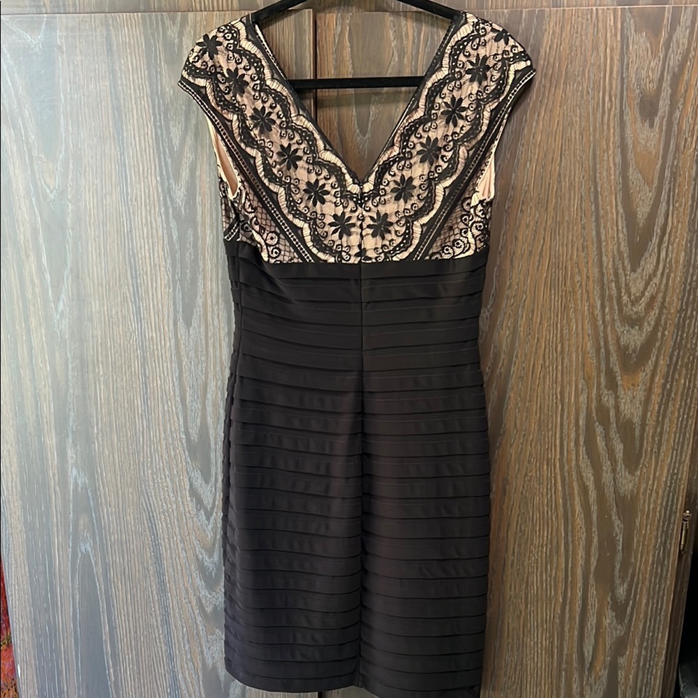 Adrianna Papell Elegant Black/ Cream Dress, Like New, Size 10 - Picture 4 of 7